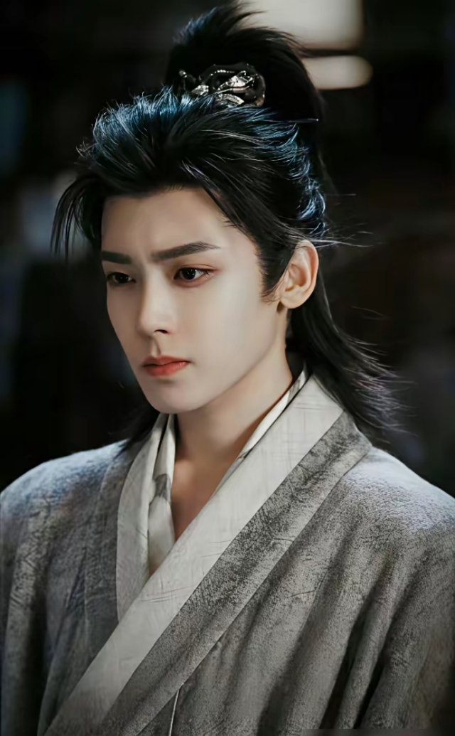 侯明昊这事，真让人看不懂，放着稳稳的一番大男主《攻玉》不演，转头去接了个二番的《