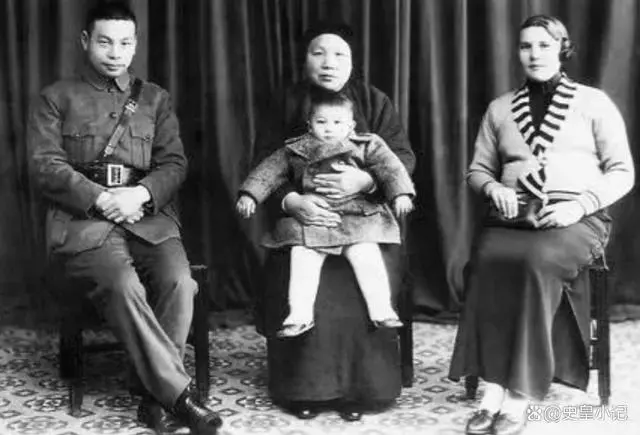 1933年11月，一向教养极好的宋美龄像发了疯似的，她将蒋介石藏在床底的坛子拿了