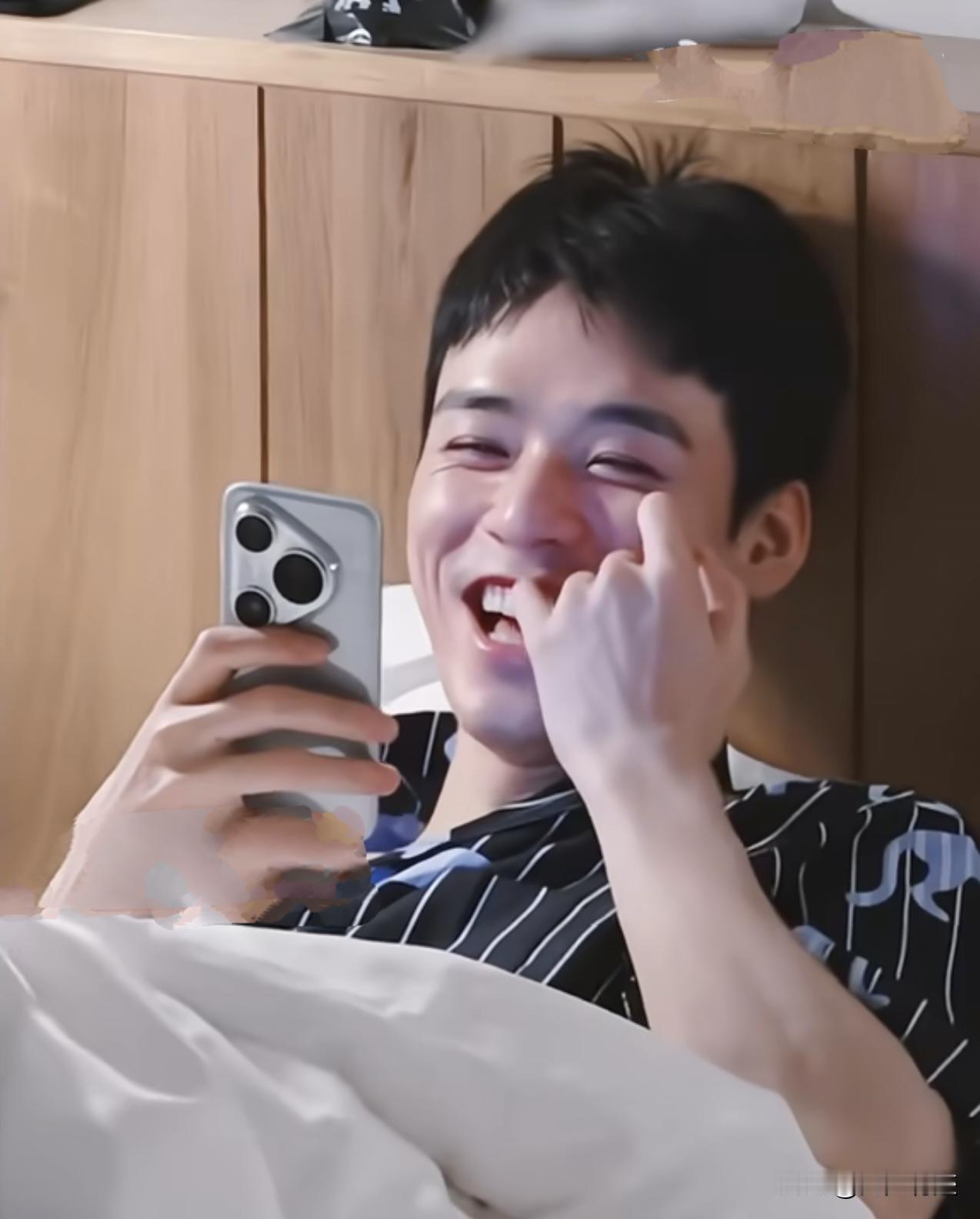 龚俊一大笑起来，就跟地主家的傻儿子似的，[捂脸哭][捂脸哭][捂脸哭]没眼