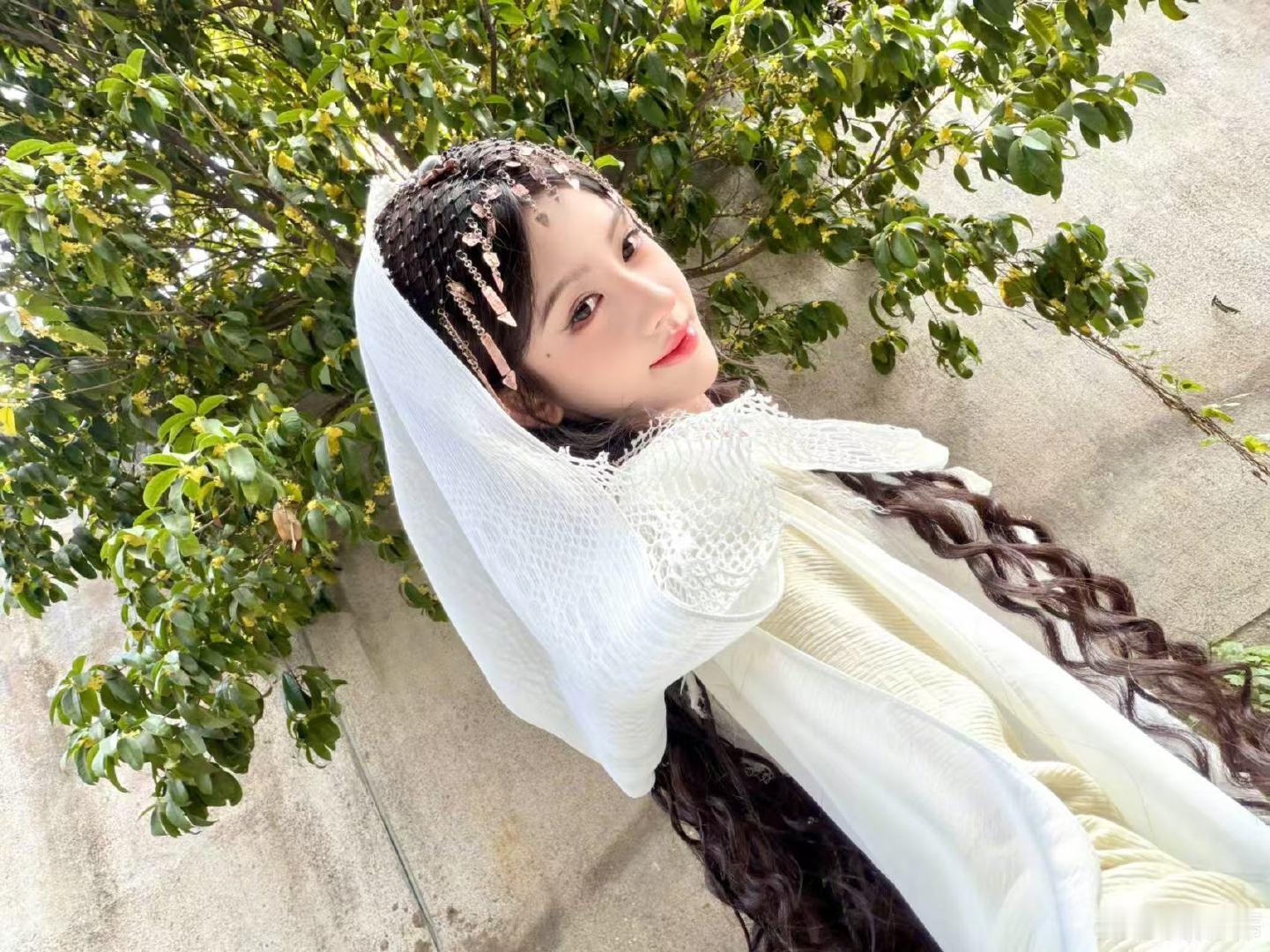 鞠婧祎异域公主自拍鞠婧祎都被桂花香迷糊了11月6日，晒六宫格自拍，并配文:“最