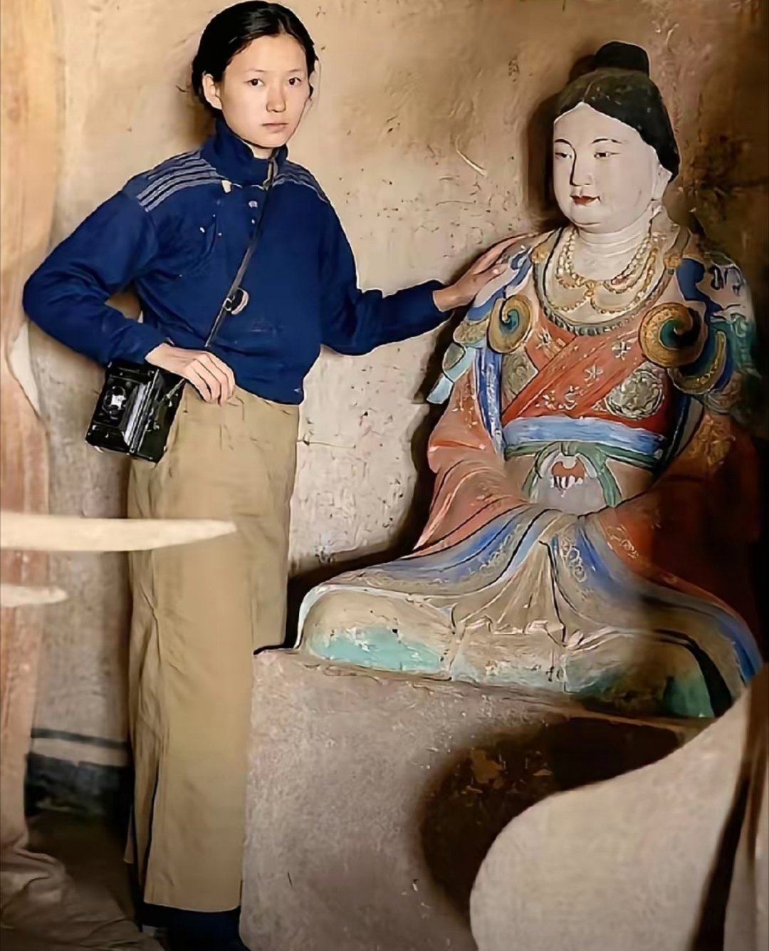 林徽因，时年33岁，在五台山与佛合影。