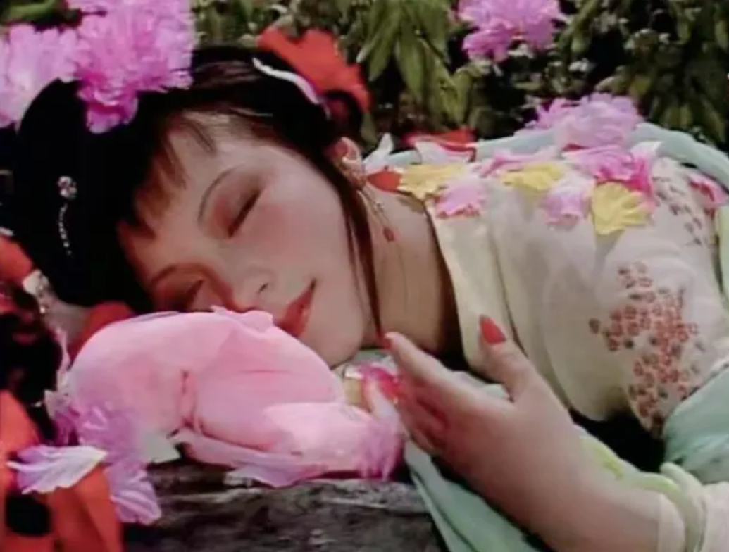 贾宝玉在清虚观得到了一个金麒麟，而恰好<em>史湘云</em>也有一个，这次的主题就是张道士提亲，