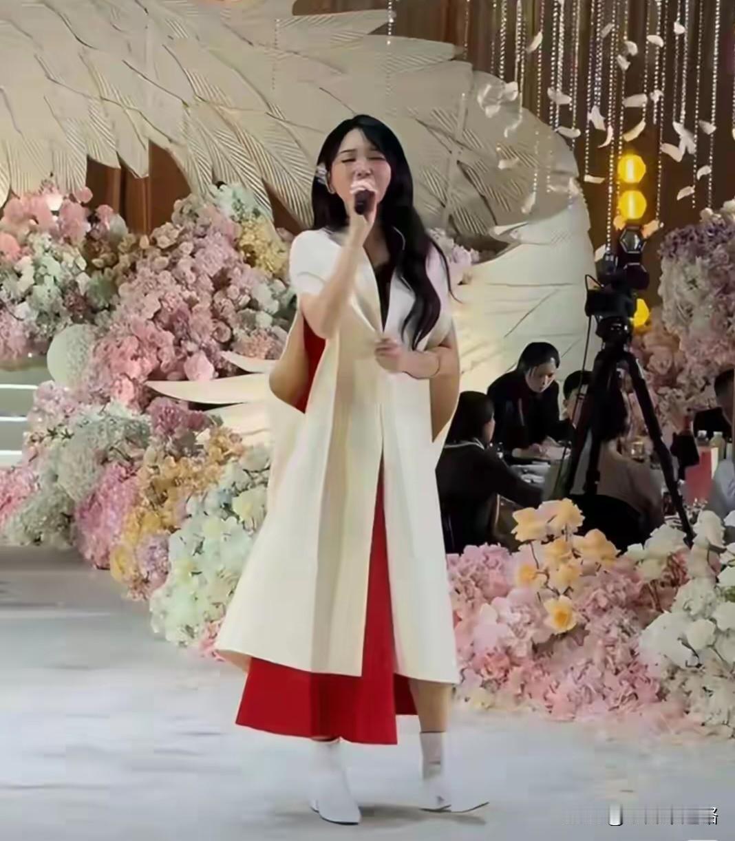 别替金莎难过了，她站在那唱歌的时候，心里可能比谁都踏实。台下没人抬头看她，这