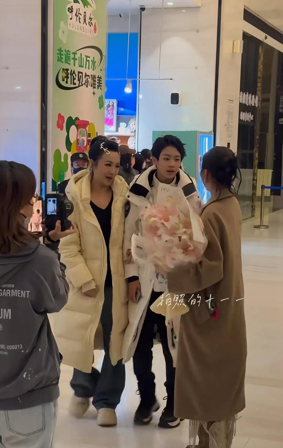 《浪姐6》成团夜，曹颖不仅请来了老搭档孙耀威，儿子“小王子”也来到现场支持妈妈了