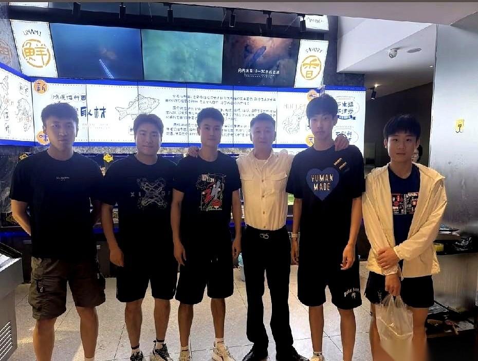 上午11点，一号台。乒超大连站的重头戏——山东魏桥硬刚山东鲁能，马上开打。王楚
