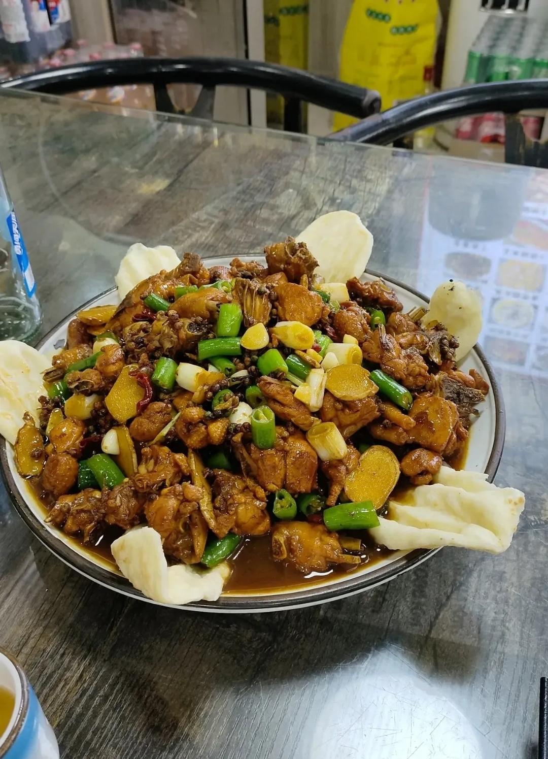 不吹不黑，这应该是我在西安吃到最正宗的大盘鸡！昨天周末和朋友聚餐，想着最近刚立