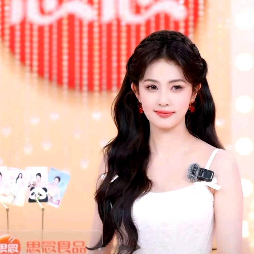 白鹿、虞书欣两位美女今日直播状态