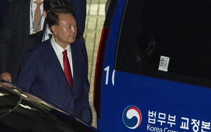 在特检组的强大压力审问下，尹锡悦终于低头认罪了，他被押上了警车，看上去非常地低沉