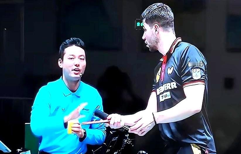 樊振东队长领到了一张莫名的黄牌！这场比赛是德国队对阵瑞典队，弗朗西斯卡与考夫