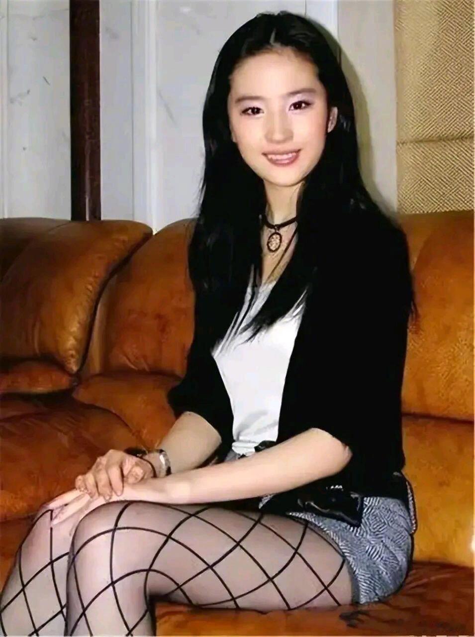 刘亦菲把渔网袜穿得好清纯渔网袜也掩盖不了刘亦菲的仙气看到刘亦菲早期穿渔网袜的