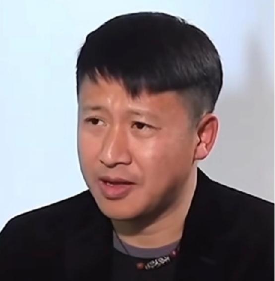 张国强说：“《士兵突击》里的七连长一开始定的不是我，是于震。后来有一次我跟于震聊