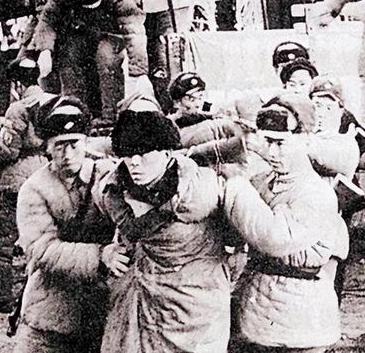 1978年的浙江黄岩县宁溪村，几名公安干警撬开村民王金英家卧室的青石板，发现石板