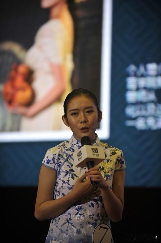 颜值、才华、人品哪个对女人最重要？这问题就像选盲盒，各有各的惊喜。颜值是入场券