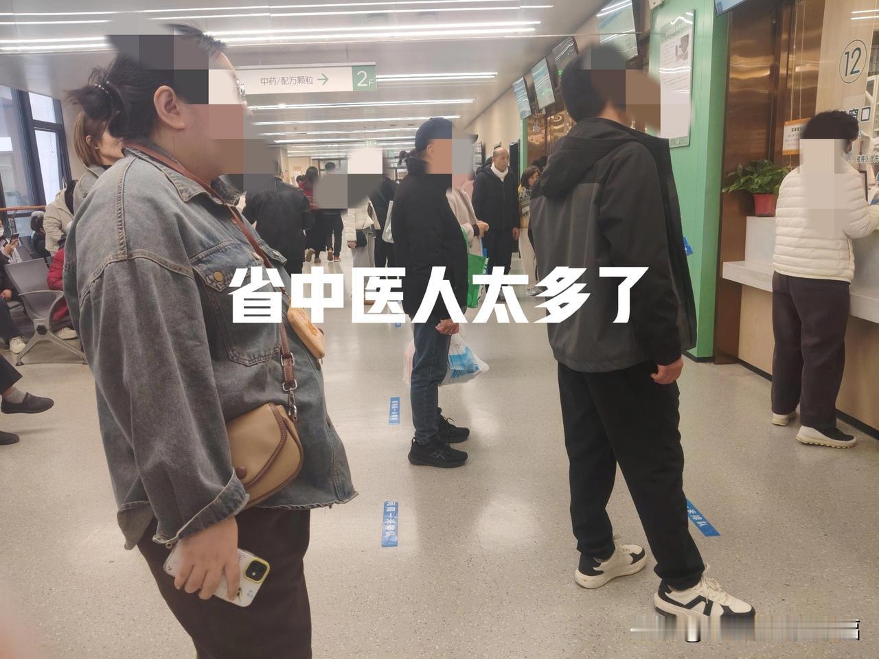 省中医人太多了，早上来的，12点主任开完药，匆匆忙忙来取药，被告知得排到下午两点