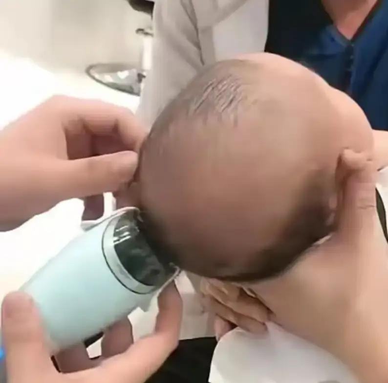 年轻宝妈带满月宝宝理发遭“潜规则”！80元“习俗费”引发全民热议，真相让人震惊！