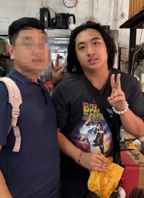 费曼香港帮网友买菠萝包有网友发文感谢费曼，因为他们夫妻俩去香港玩，热心的费曼帮