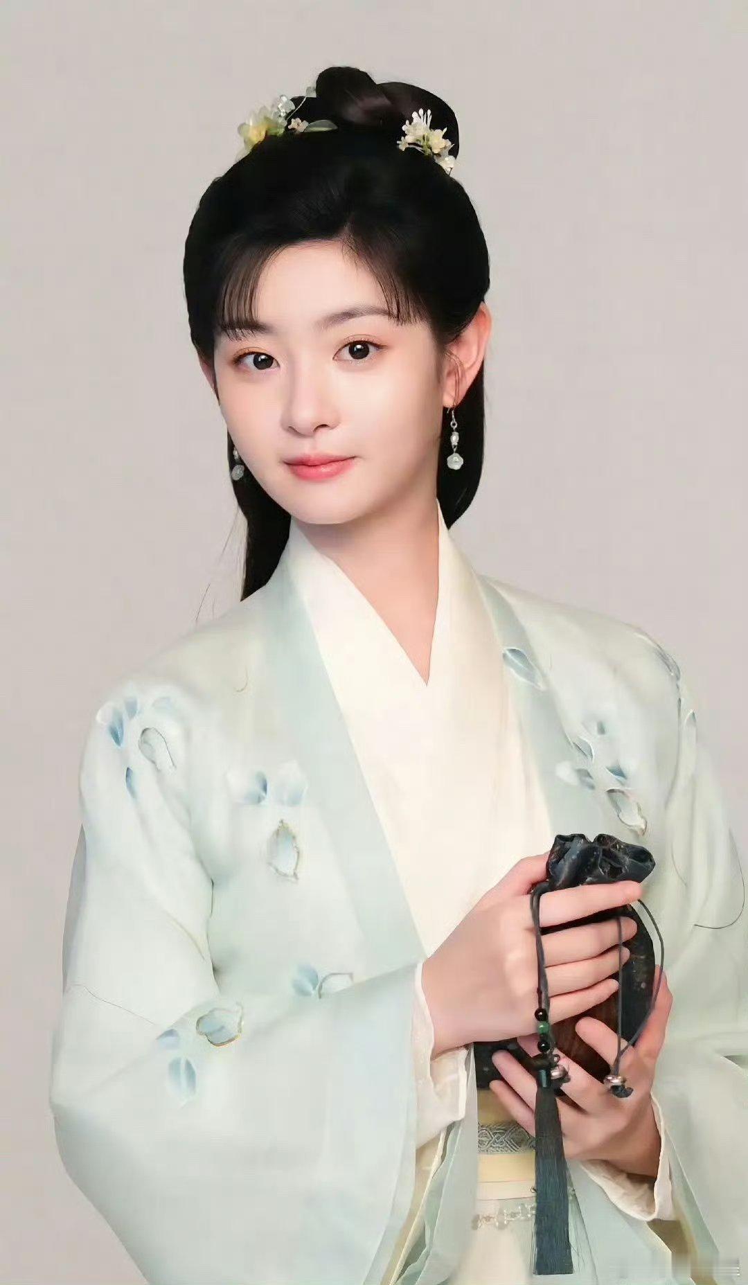 赵晴长相挺有辨识度的，而且也不是整容脸，好剧本好演技应该还行​​​