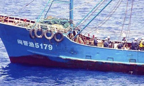 1996年，佩斯卡玛号渔船，一名韩国船长刚踏进操舵室，就被6名中国船员持刀偷袭。