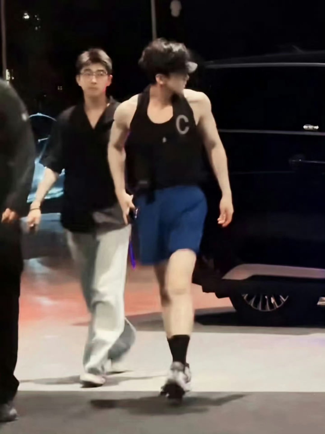 白敬亭身材白敬亭身材挺不错的，为啥我没有这种身材