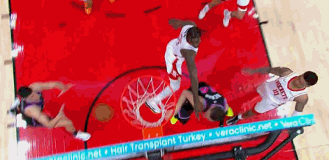 伊森，你是故意的吧！今天火箭和热火队比赛的最后一个回合，火箭队拥有球权。贾巴