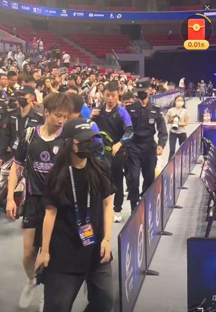 无论再晚，林高远也给球迷签名了[赞]。昨晚，林高远完胜乒超联赛第一阶段最后一场