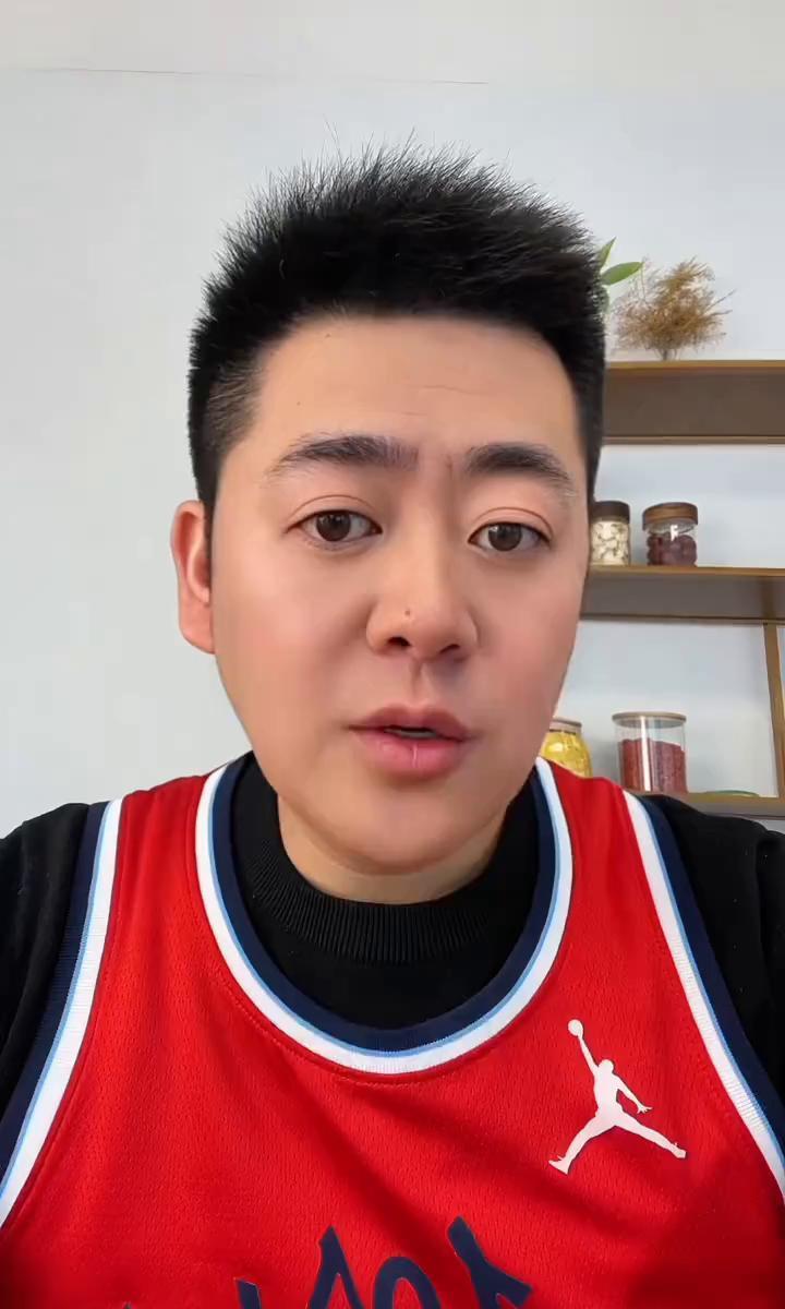 火箭最后两分钟，杜兰特把球给我？他的生死球命中率只有35.2%。申京在篮下被