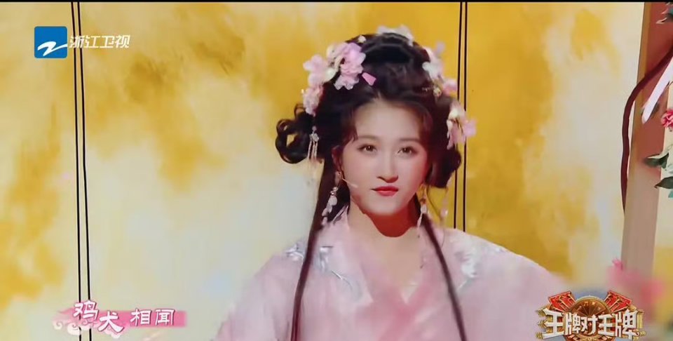 主要是前阵子刚各种夸完关晓彤的颜值变高​​​