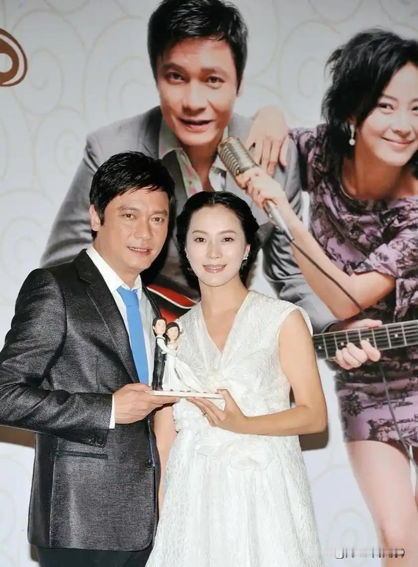 近日，有网友在巴塞罗那机场偶遇老牌男神罗嘉良与妻子苏岩，夫妻俩低调出行的模样，温