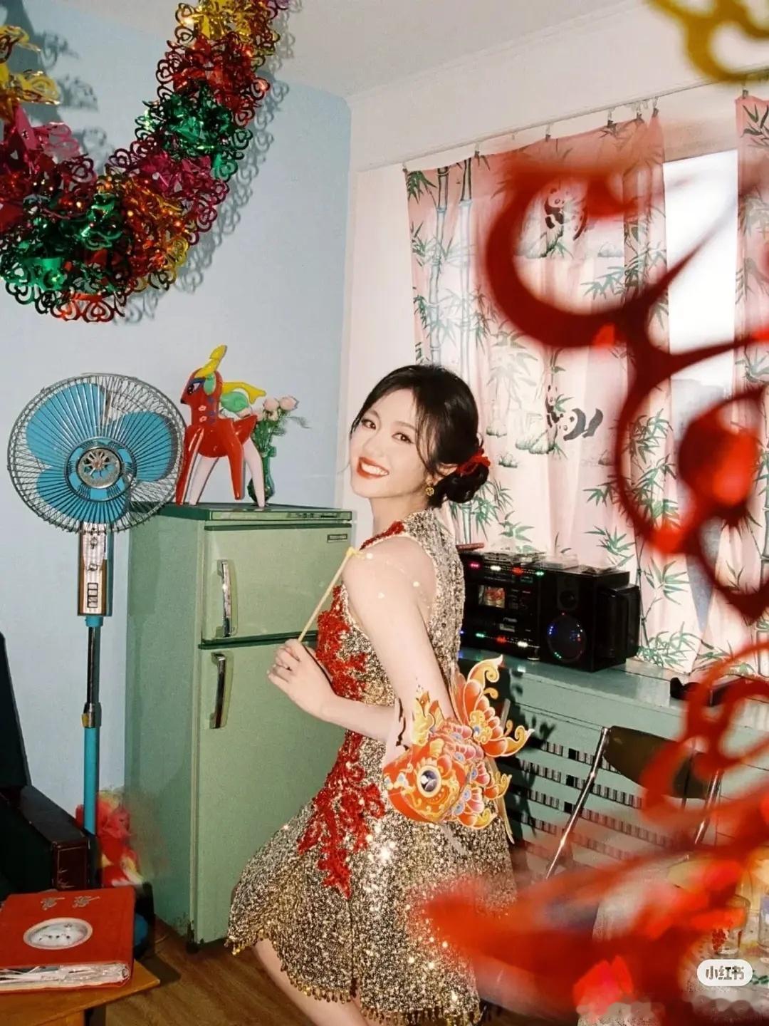 女明星新春营业图，内娱百花齐放杨超越顶级建模李兰迪这个创意满分王楚然脸在