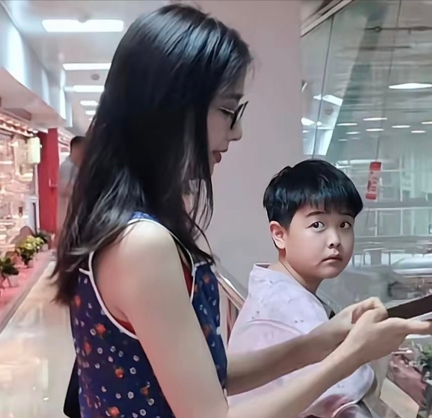 佟丽娅带10岁儿子参观可乐工厂，朵朵和妈妈十指紧扣，圆乎乎的脸太像爸爸陈思诚了吧