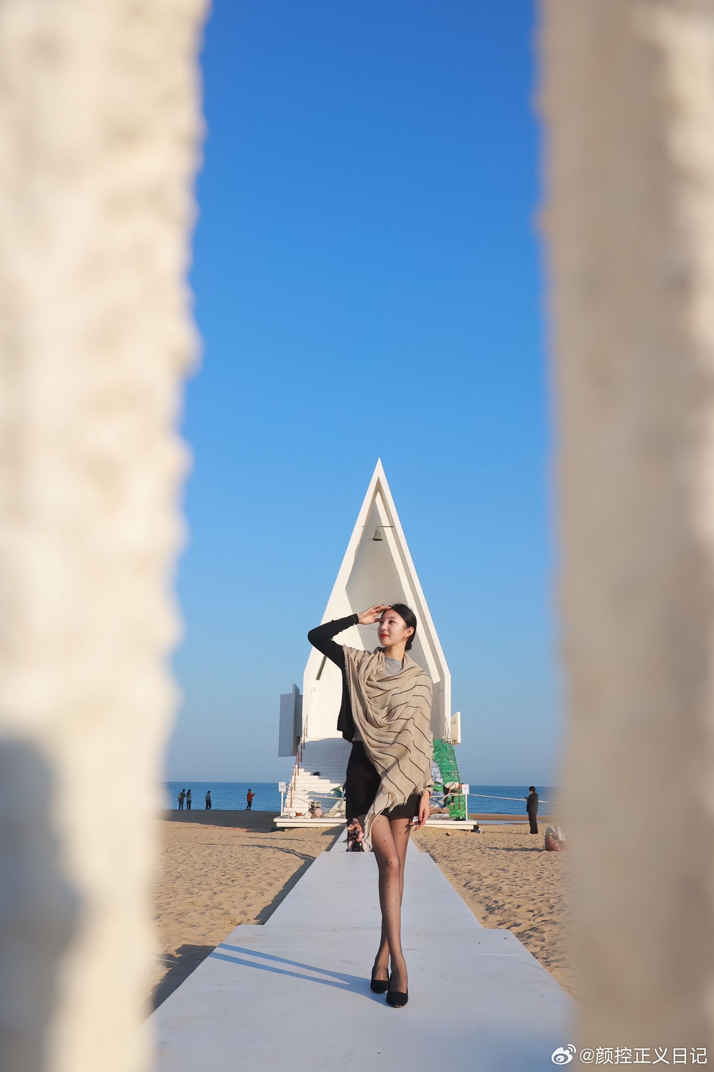 顶级街拍阿那亚美女绘梦长廊