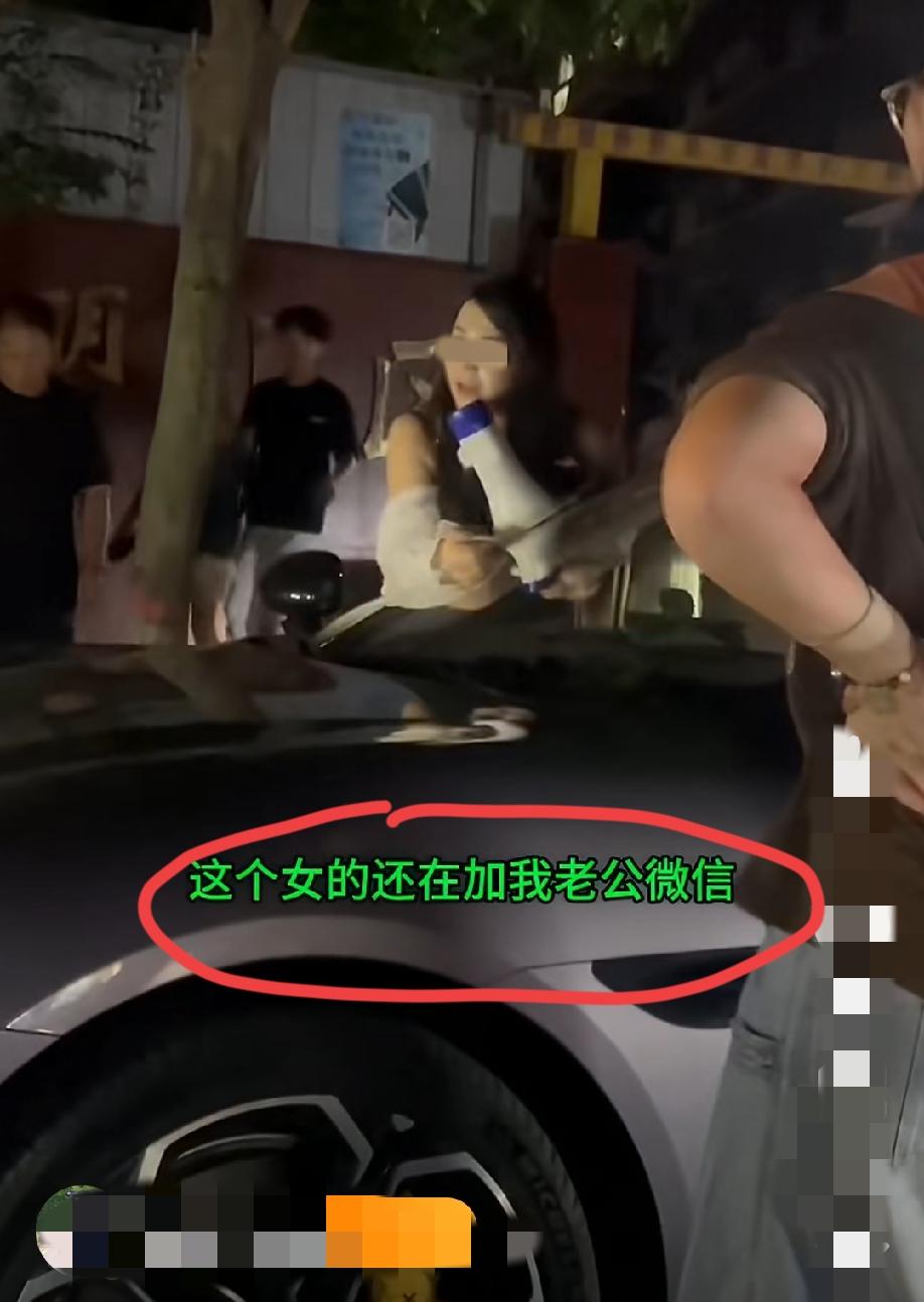 一小区门口，女子和她老公拿着一个大喇叭在那里大声控诉小区里面一个不要脸的女的，说