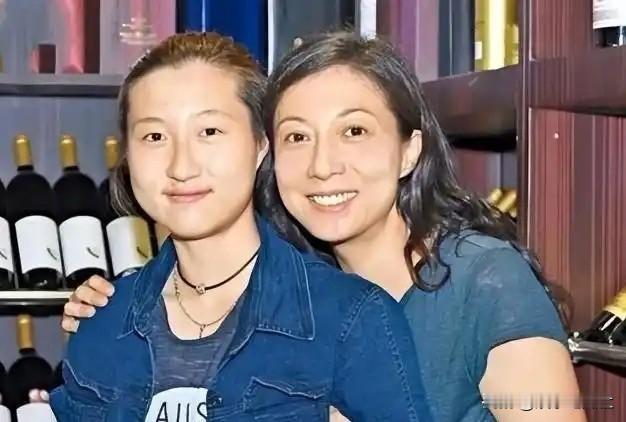 27年传闻迎来反转，72岁成龙登热搜，吴绮莉出面讲清全部内情7月15日晚间发声