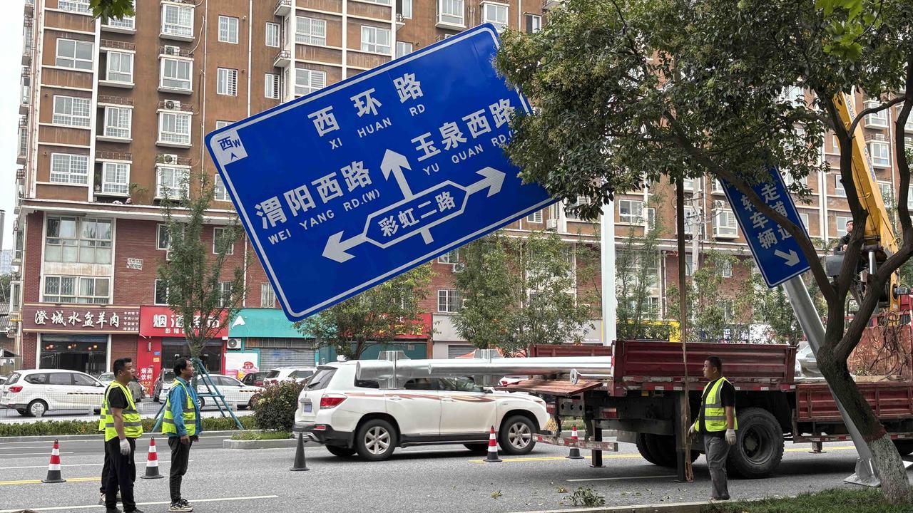 咸阳宝泉路十字，自东向西经过十字，右转的车辆可以走辅道了。赞一个，这样可以快速通