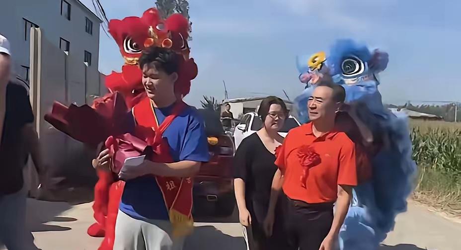 71岁演员寇振海为儿子办升学宴现场曝光！帅气的寇振海71岁一点不显老，儿子今年