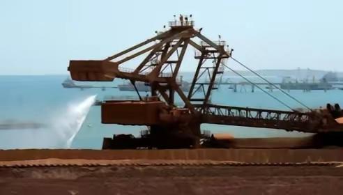 中国买矿石坚持用人民币，不玩美元那一套了。美国让澳大利亚必须用美元卖，结果自己又