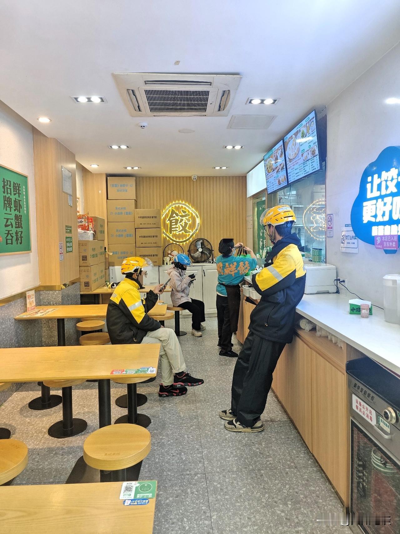 鼻子一酸，似乎看到了不久后自己！读了大学依然在送外卖，过年都回不去老家。大年初二