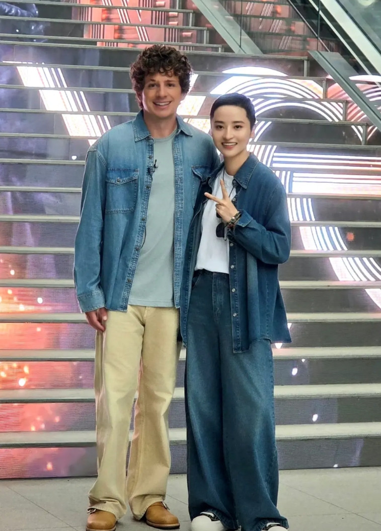 这次断眉来参加《歌手》，节目组给她安排的音乐合伙人是蒋一侨。蒋一侨本身就是歌