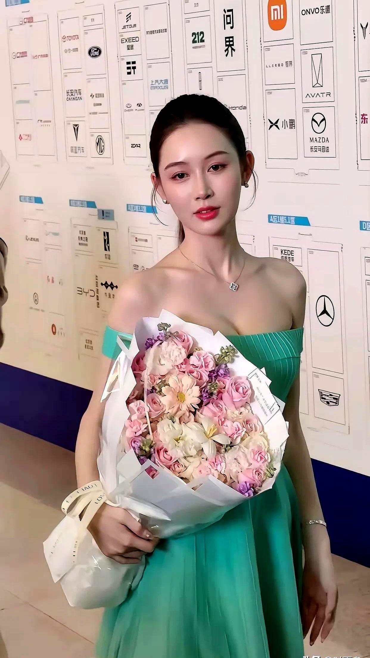 几百万的豪车沦为背景板，全场上百个镜头，都在追一个穿绿裙子的女人。那条绿裙