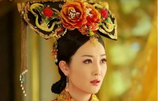 1689年，康熙的表姐病危，他伏在床边说：“快好起来，朕已封你为皇后！”不料，第