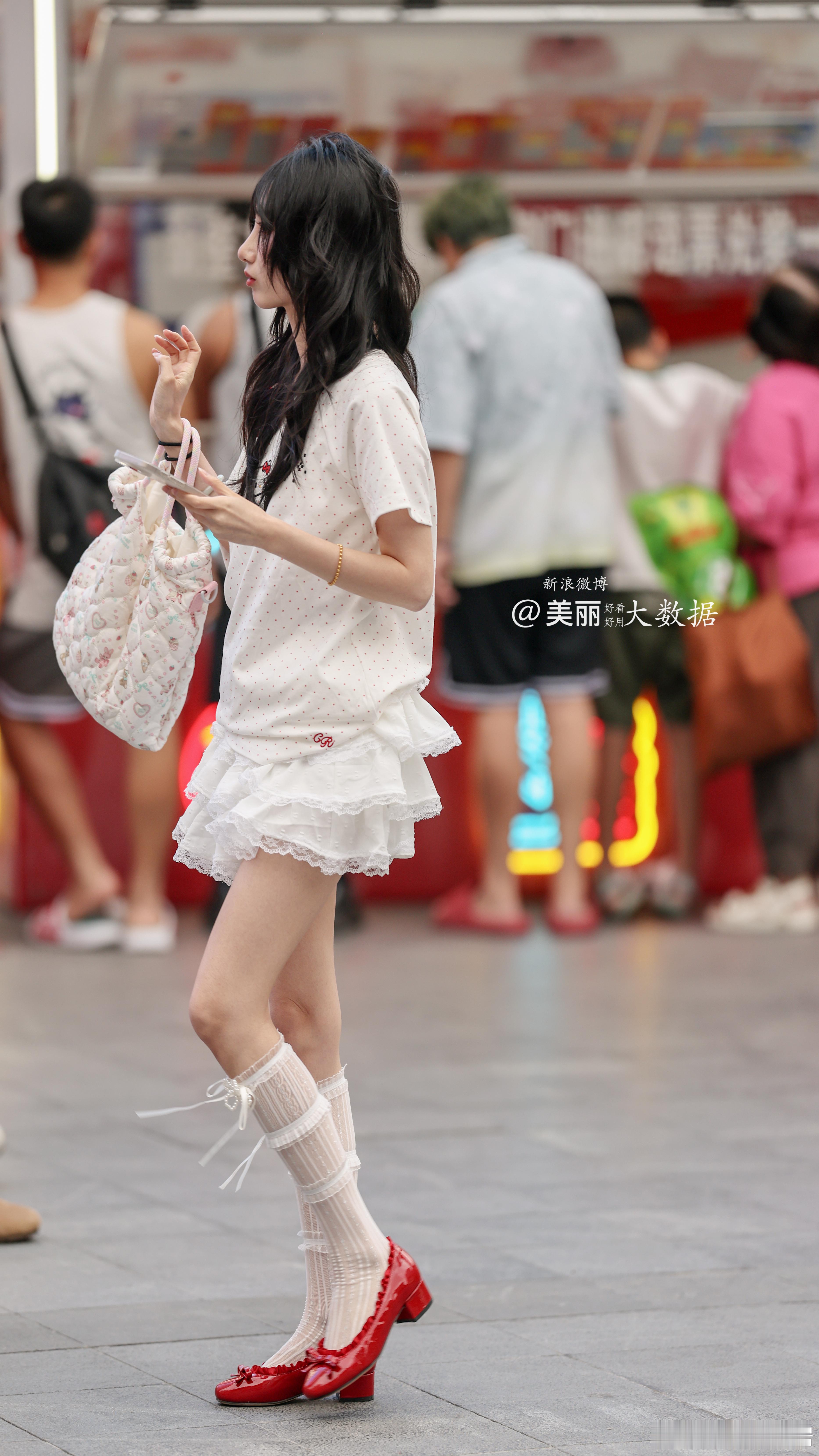 红色点缀。朝发夕至