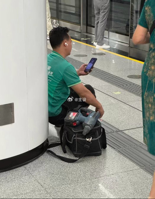 公共场合，他自己不觉得羞愧吗？