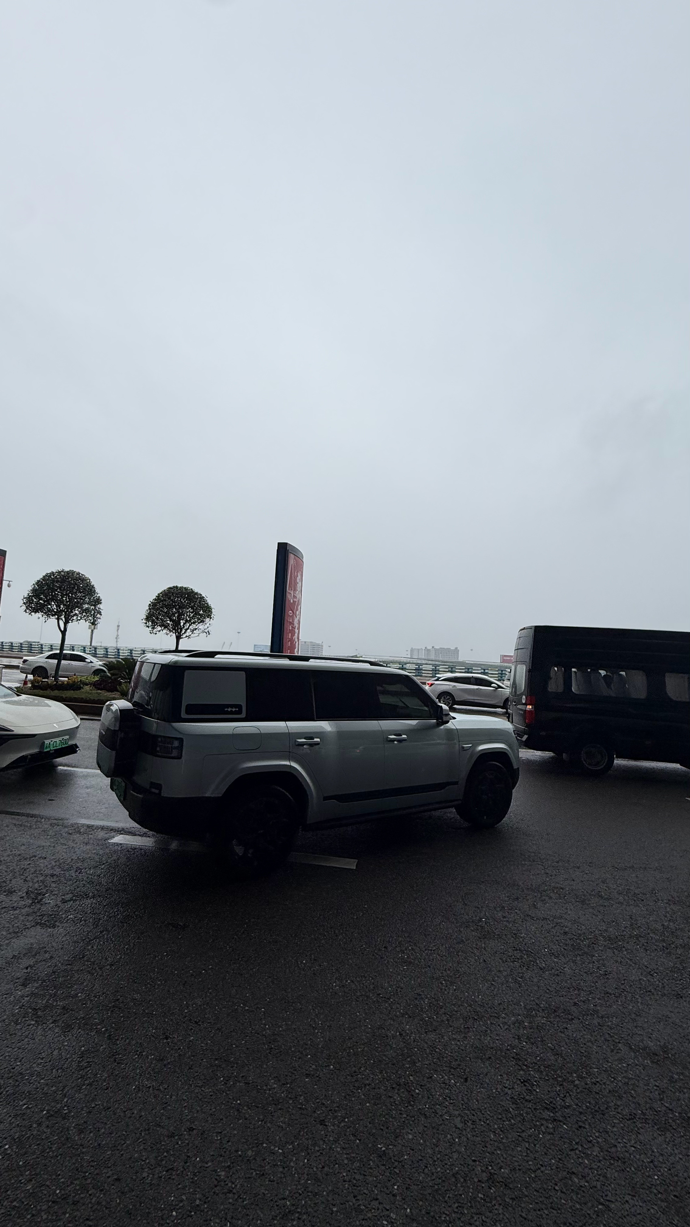 一个好哥们儿看了我的视频后前几天刚提了方程豹钛7今天我出差非得开车来送我去机场对