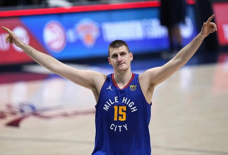 感觉约基奇被歧视了本赛季再次拿下27.9+12.9+10.8场均三双数据，并且