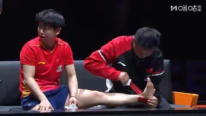 全网都在为孙颖莎12月13日晚暂停治疗后，又比赛了一场，最后弃赛而婉惜看得出