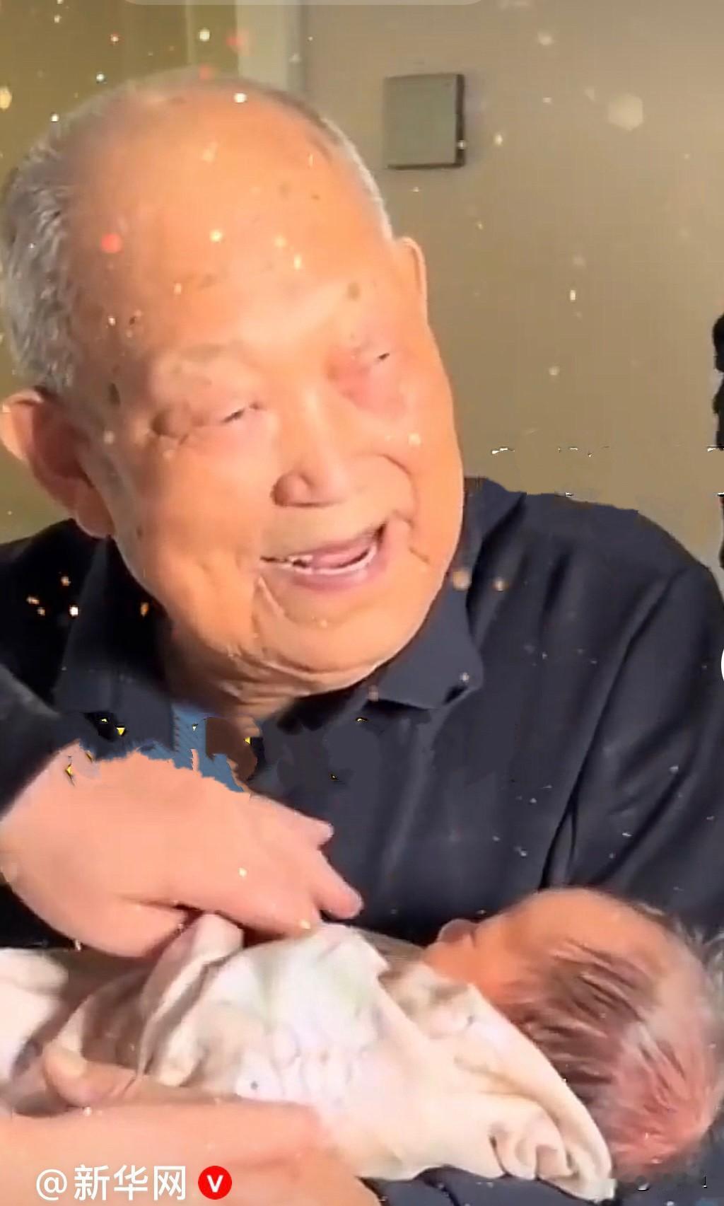 近日，江苏一家外孙子喜添了重外孙子，喜添人丁，一家人眉开眼笑，其乐融融……