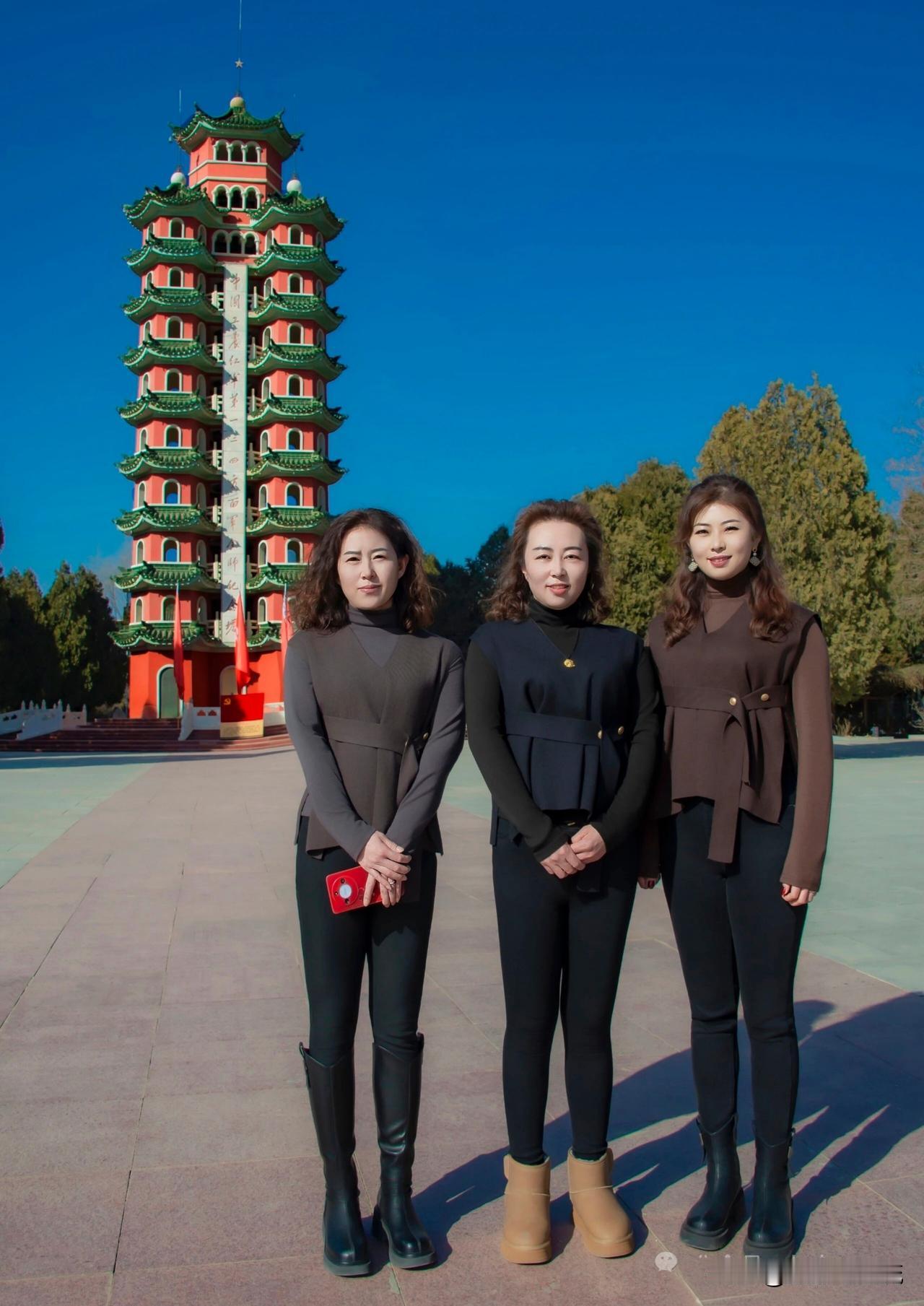 你们相识吗？有谁晓得后面的建筑出自何处？三姝争艳！传说里她们是亲三姐妹💐💐?