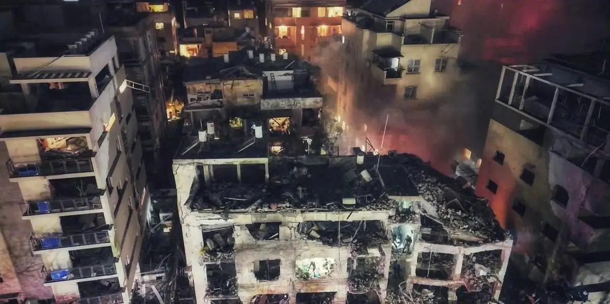 现在的以色列挺尴尬的。你说他打吧，伊朗那导弹确实飞过来了，还炸得挺准。你说他不打