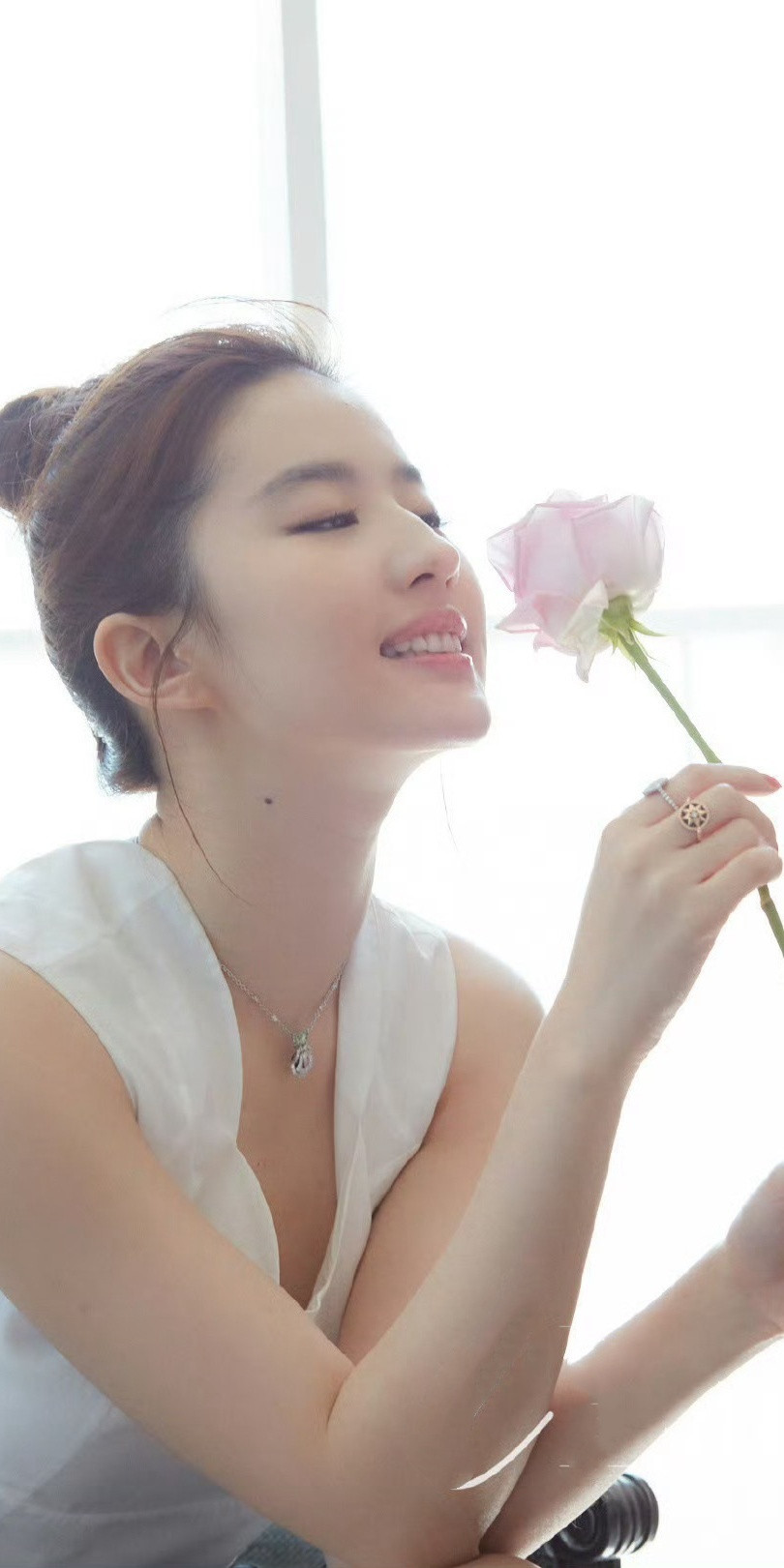 刘亦菲壁纸：早期写真甜美拍摄。刘亦菲