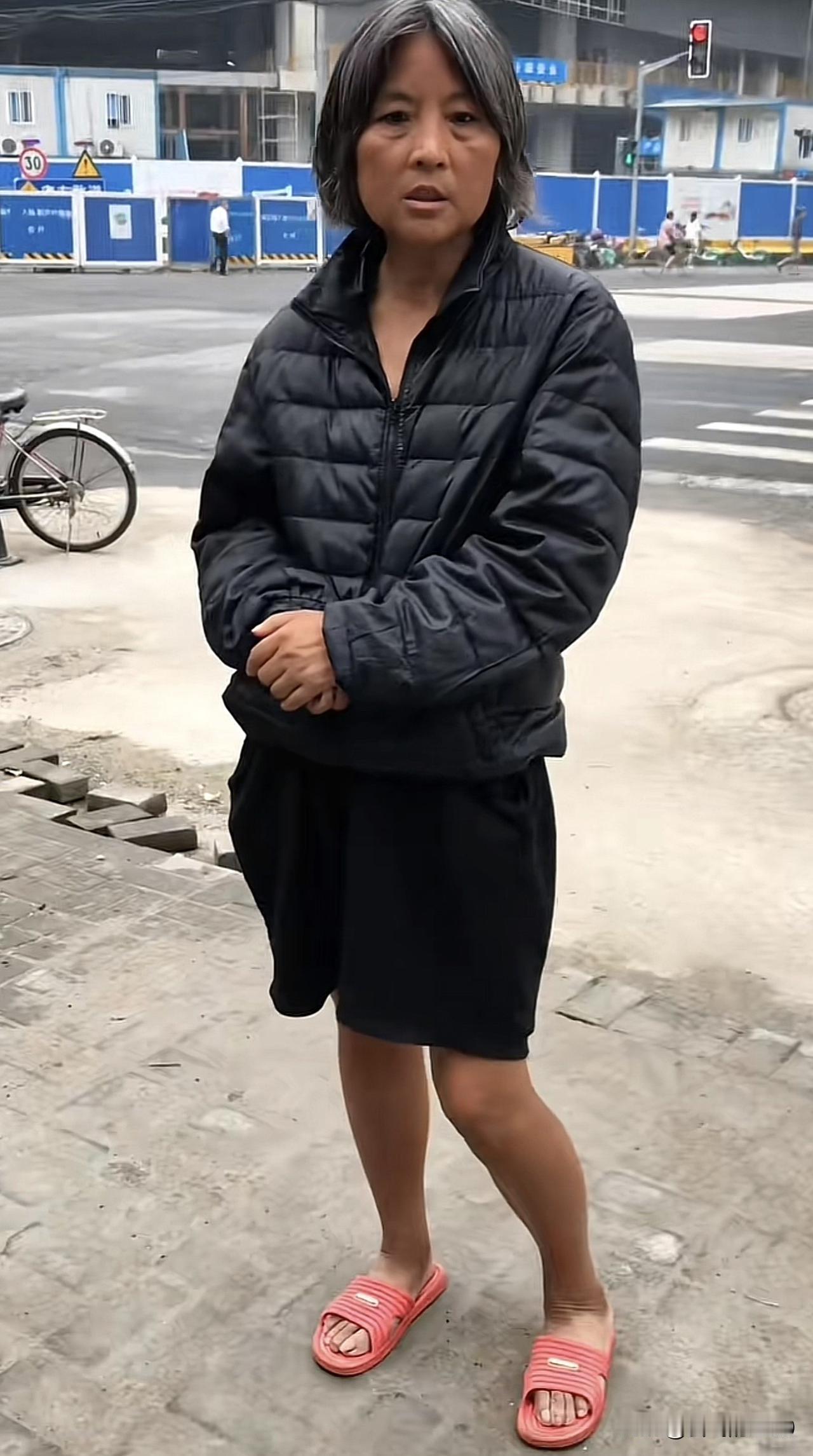 不敢相信，这个皮肤黝黑穿着普通的女人，居然说是台湾情歌天后陈淑桦，她的经典《梦醒